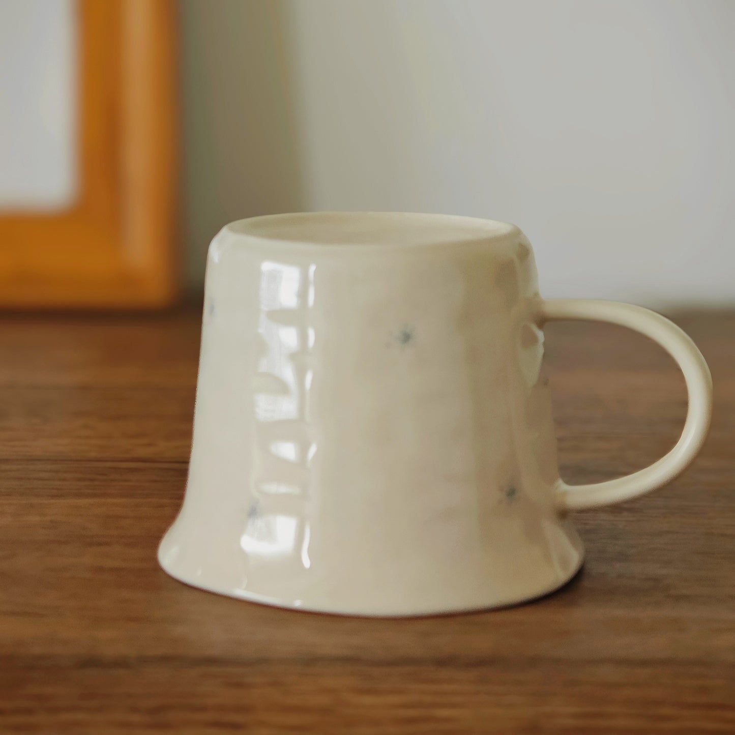 This microwave-safe latte mug is ideal for cozy mornings, fitting seamlessly into soft Nordic, Zakka, and forestcore-inspired interiors.