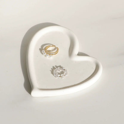 White ceramic heart-shaped tray, featuring an elegant and modern look, ideal for organizing jewellery and keys in any contemporary space.