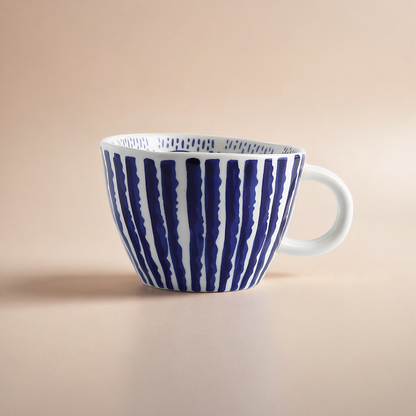 Hand-painted ceramic mug with a delicate blue pattern, ideal for tea, coffee or milk. Blending elegance and functionality.