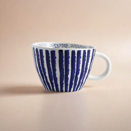 Hand-painted ceramic mug with a delicate blue pattern, ideal for tea, coffee or milk. Blending elegance and functionality.