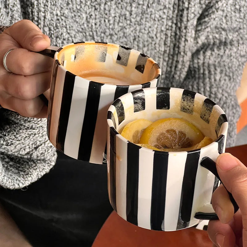 Ceramic plate with elegant black stripes, designed with a minimalist and contemporary Nordic style. Perfect for coffee and tea, this cup adds a stylish touch to your modern drinking experience.