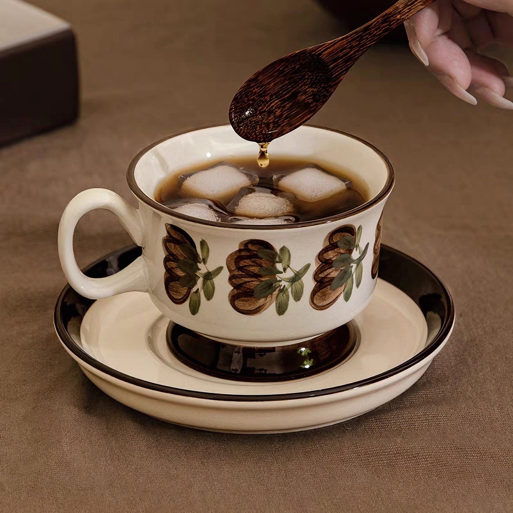  A delicate and elegant coffee cup set with detailed grape illustrations, blending natural aesthetics and functionality.