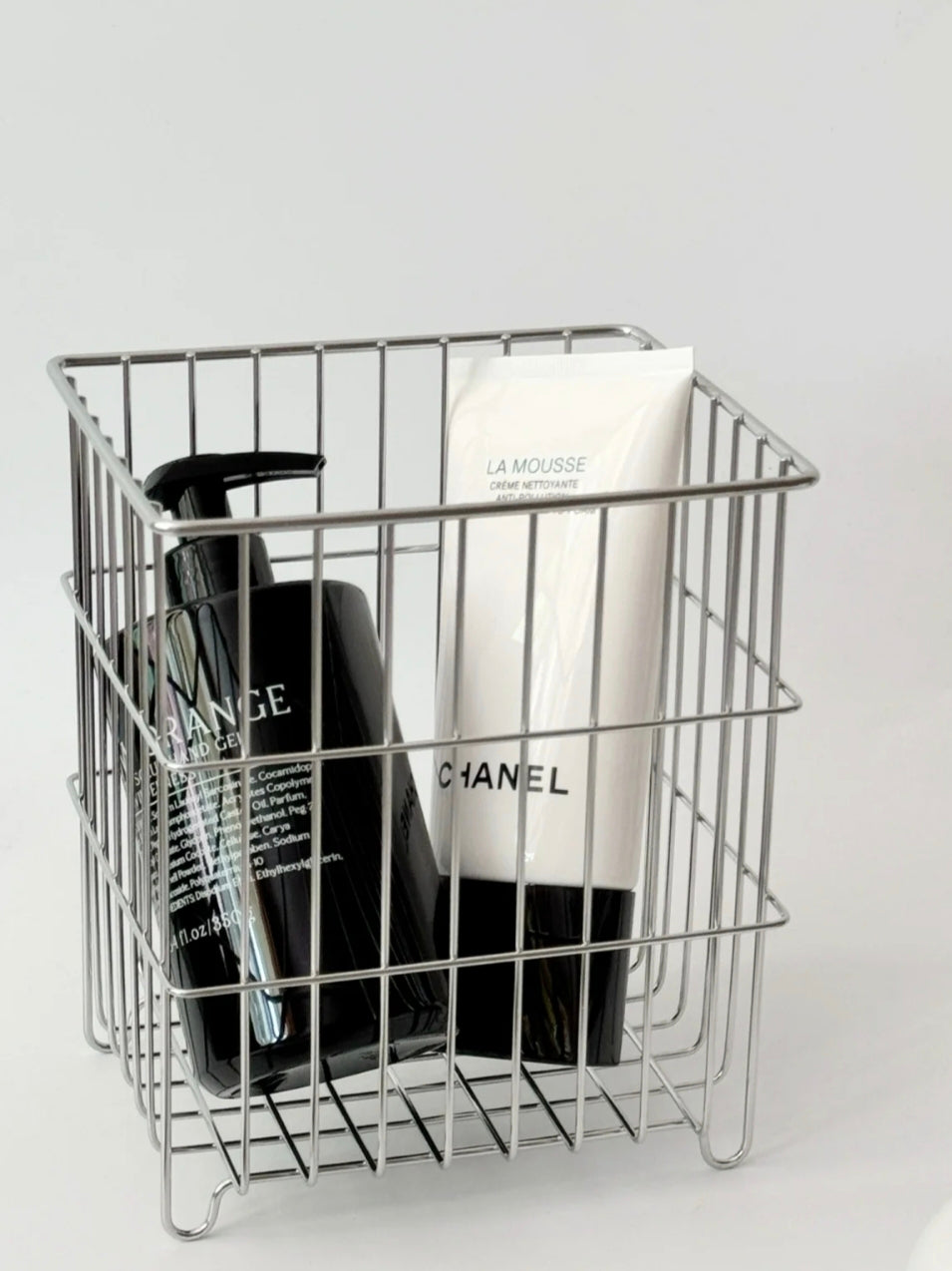 Enhance your home decor with this modern metal wire basket, showcasing a sleek matte finish that blends seamlessly into contemporary interiors. Practical metal wire basket for neat storage of bathroom essentials and skincare product..