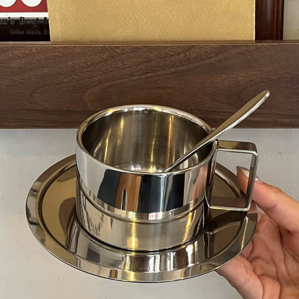 Retro-inspired stainless steel coffee cup and tray set, combining aesthetics with practicality for afternoon tea or coffee breaks.