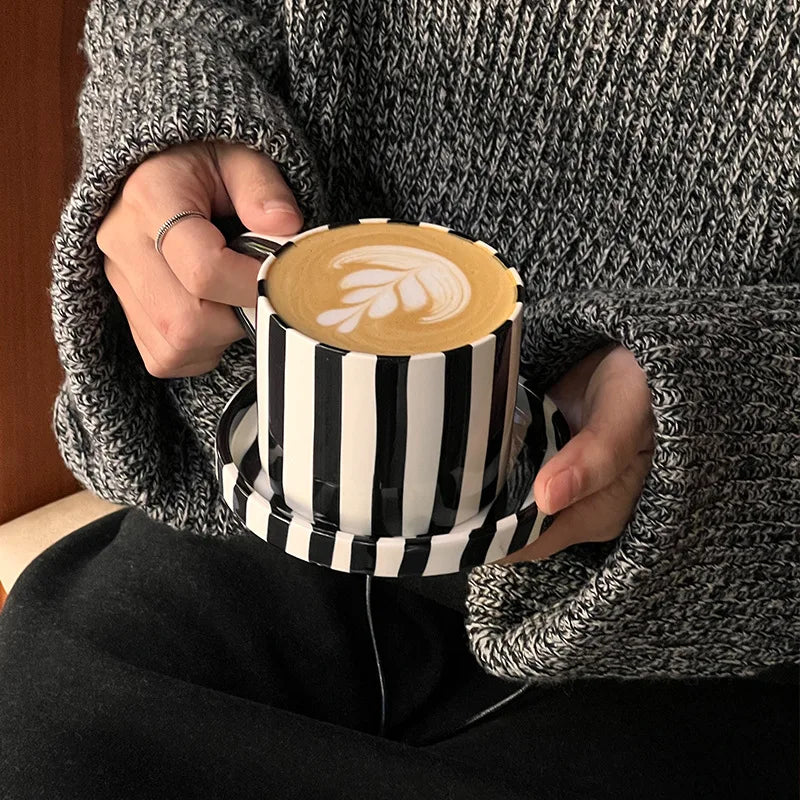 Minimalist ceramic cup set with black stripes, featuring a minimalist and modern design. Ideal for serving snacks or desserts, this plate complements Nordic and Scandinavian table settings.