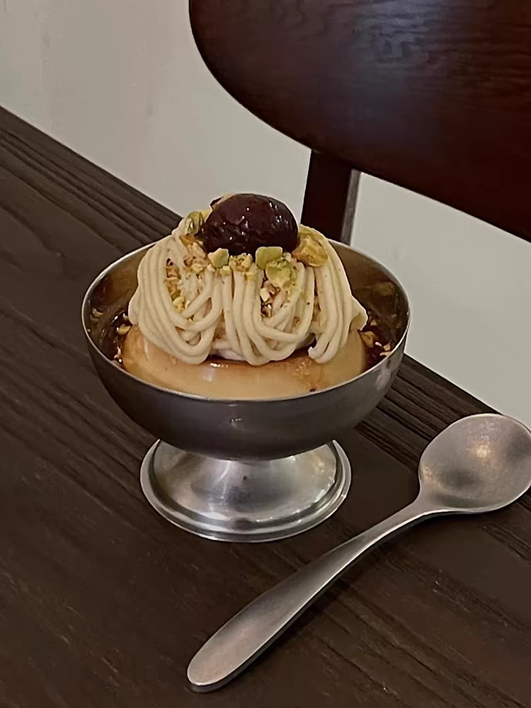 Ice cream served in a minimalist stainless steel dessert dish, emphasizing its sleek silver finish and suitability for cafés and restaurants.